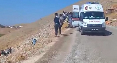Tarım işçilerini taşıyan traktör şarampole devrildi! Yaralılar var