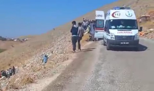 Tarım işçilerini taşıyan traktör şarampole devrildi! Yaralılar var