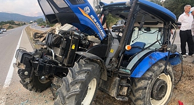 Traktör ile kamyonet çarpıştı: 1 ölü, 2 yaralı