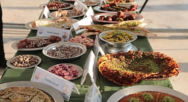 Urfa'da fıstık ile isot birleşimi renkli görüntülere sahne oldu