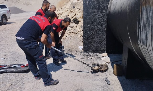 Zifte batan yavru köpek son anda kurtarıldı