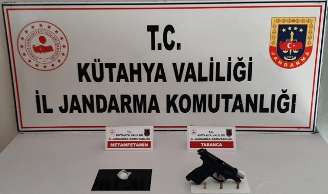 Aranan şahısların üzerinde silah ve uyuşturucu ele geçirildi