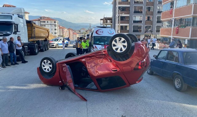 Çarpışan otomobillerden biri ters döndü: 2 yaralı