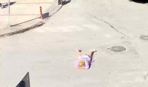 Denizli'de ilginç anlar! kendini araçların önüne attı