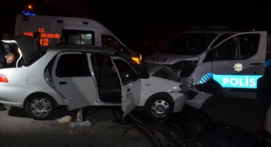 'Dur' ihtarına uymadı, polis otosuyla çarpıştı: 2'si polis çok sayıda yaralı