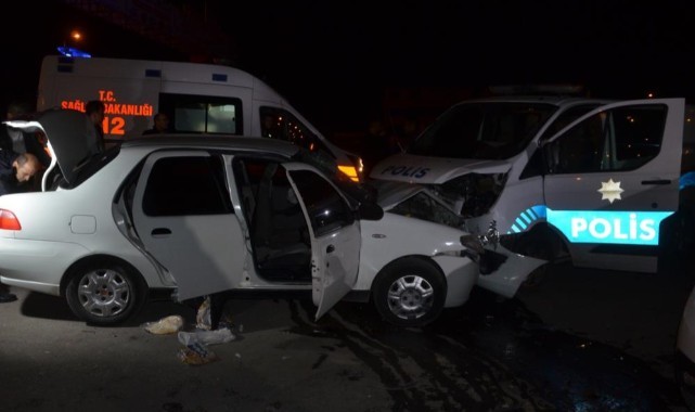'Dur' ihtarına uymadı, polis otosuyla çarpıştı: 2'si polis çok sayıda yaralı