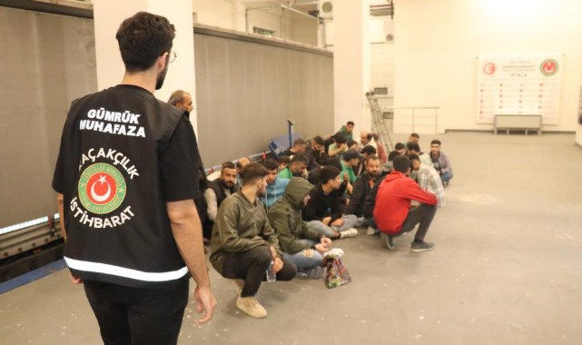 Durdurulan tırda çok sayıda kaçak göçmen çıktı