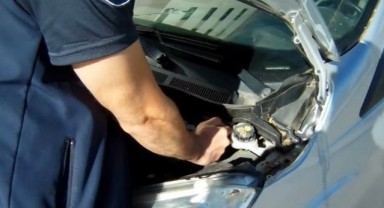 Elazığ’da motor kısmına giren kedi kurtarıldı
