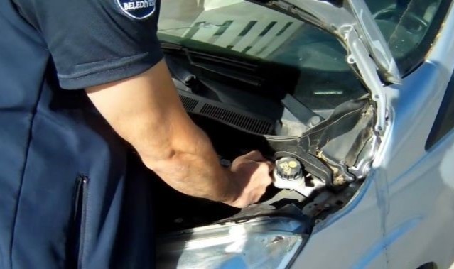 Elazığ’da motor kısmına giren kedi kurtarıldı