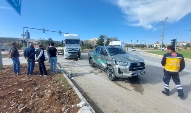Hafif ticari araç tırla çarpıştı: 1 yaralı