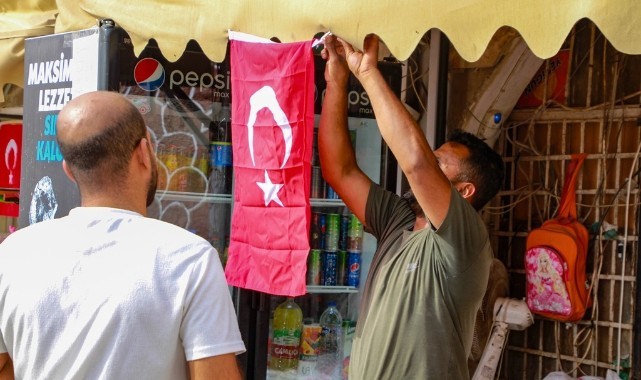 Harran Belediyesi ilçede bayrak dağıttı
