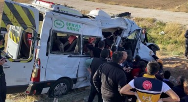 Hayvan yüklü kamyonet minibüs ile çarpıştı: 2 ölü, 19 yaralı