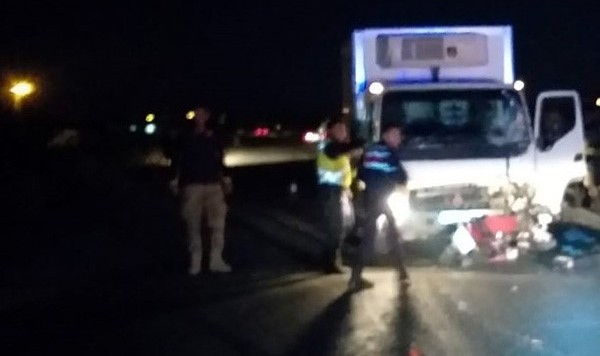 Kamyonet ile motosiklet çarpıştı: 2 ölü
