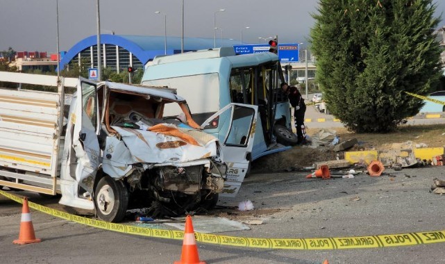Kural ihlali yapan minibüs kamyonetle çarpıştı: çok sayıda yaralı