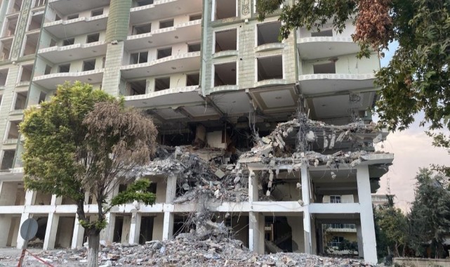 Komşu ilde hasarlı bina güçlükle yıkıldı