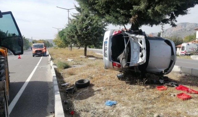 Kontrolden çıkan otomobil ağaca saplandı: ölüler var
