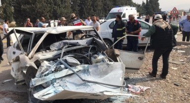 Lastiği patlayan otomobil duvara çarptı: ölü var
