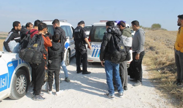 Lastikleri patlayan 21 göçmen ve 4 göçmen taciri yakalandı