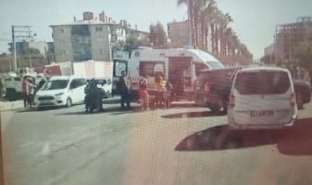 Minibüs ile motosiklet çarpıştı: 3 yaralı