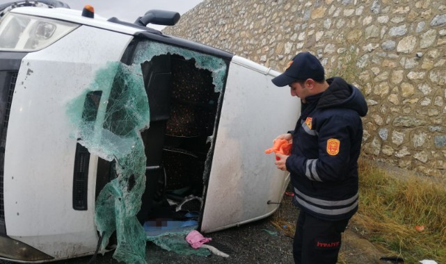 Minibüs kontrolden çıktı: 14 yaralı