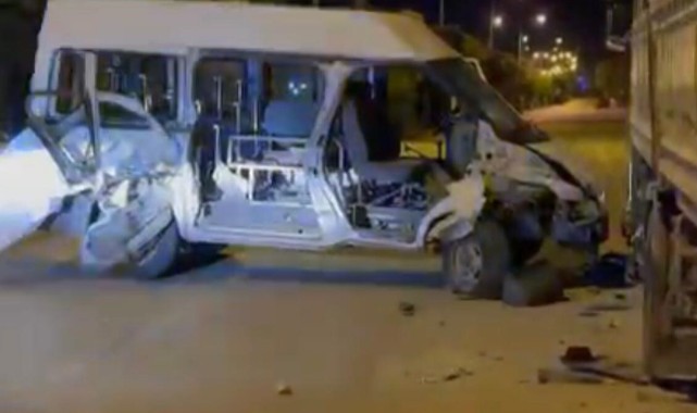 Minibüs park halindeki kamyona çarptı: 1 yaralı