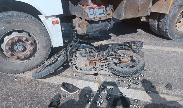 Motosiklet ile kamyon çarpıştı: 1 yaralı
