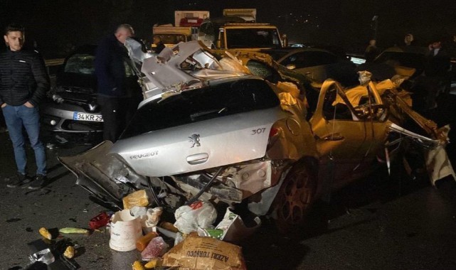 Ortalık savaş alanına döndü: 26 araç kazaya karıştı, çok sayıda yaralı