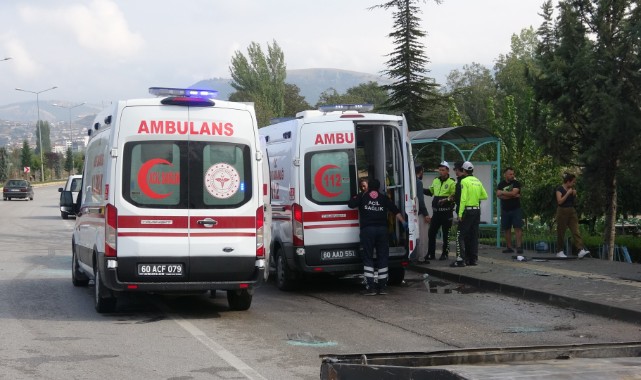 Otomobil cami bahçesine uçtu: 11 yaralı