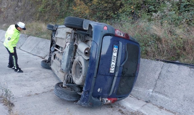  Otomobil su kanalına devrildi: yaralılar var