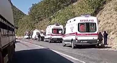 Otomobiller kafa kafaya çarpıştı: 10 yaralı