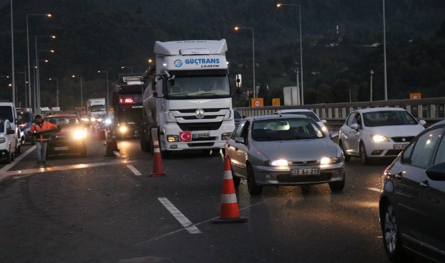 Otoyolunda iki araç çarpıştı: 5 yaralı