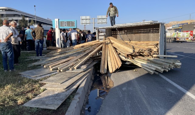 Şanlıurfa'da kamyonet ile otomobil çarpıştı! Yaralı var