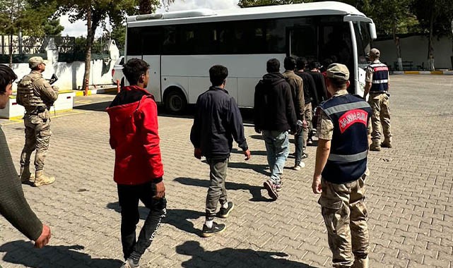 Şanlıurfa’da kamyonette çok sayıda düzensiz göçmen yakalandı