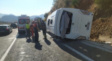Servis ile otomobil çarpıştı: yaralılar var
