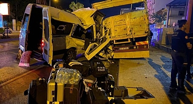 Turistleri taşıyan minibüs, kaza yaptı: 1 ölü, 10 yaralı