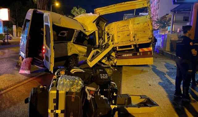 Turistleri taşıyan minibüs, kaza yaptı: 1 ölü, 10 yaralı