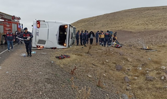 Yolcu otobüsü devrildi! Çok sayıda ölü ve yaralı var