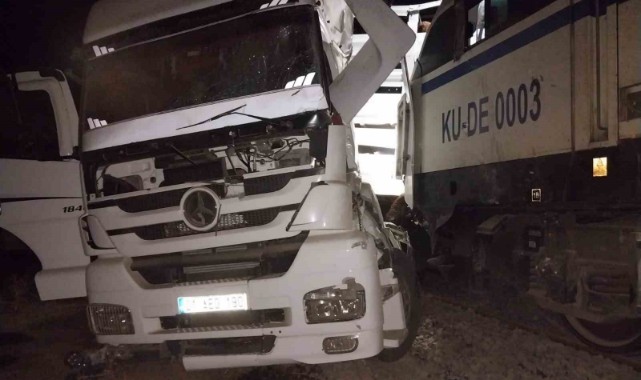 Yük trenin çarptığı tır sürücüsü hayatını kaybetti