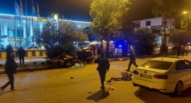 Ağaca çarpan otomobil ikiye bölündü: ölü ve yaralılar var