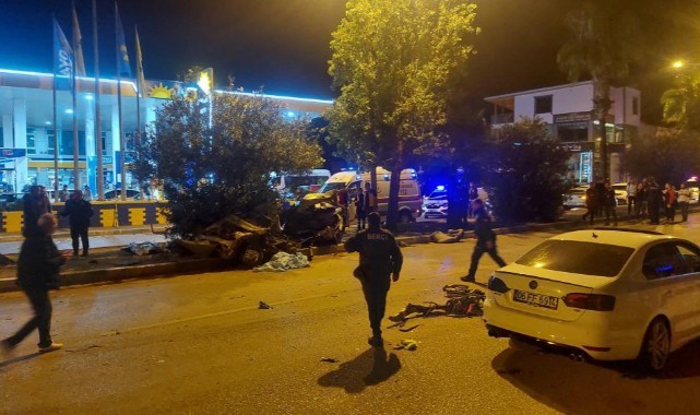 Ağaca çarpan otomobil ikiye bölündü: ölü ve yaralılar var