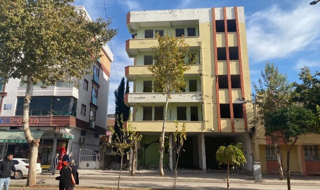 Ağır hasarlı bina vatandaşları tedirgin ediyor