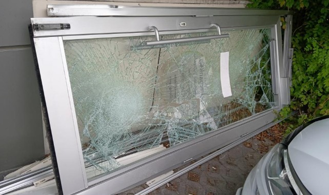 Alkollü sürücü otomobiliyle bankaya daldı