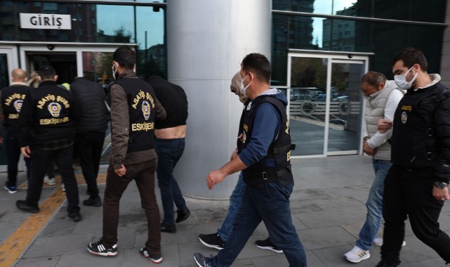 Birçok kişiyi dolandırarak mağduriyet oluşturan 8 şüpheli adliyede