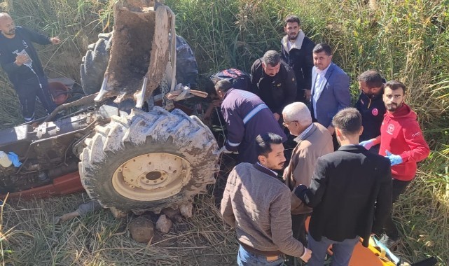 Devrilen traktörün altında kalan sürücü ağır yaralandı