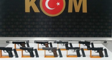 Durdurulan araçtan çok sayıda tabanca çıktı