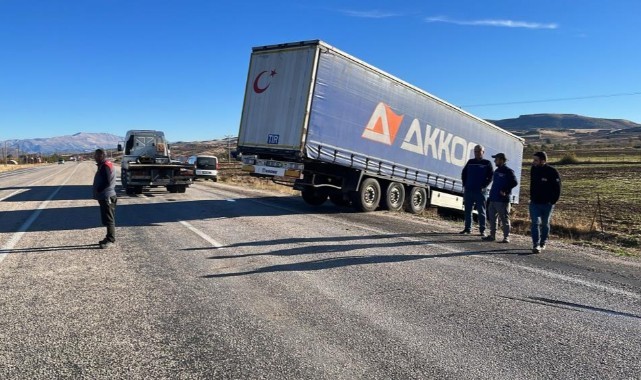 Gölbaşı'nda tır yoldan çıktı: yaralı var