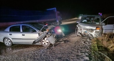 Hafif ticari araçla otomobilin çarpıştı: 2 yaralı