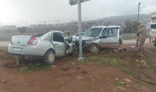 Hatay'da iki araç çarpıştı: 3 yaralı