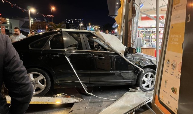 Hızını alamayan otomobil zincir markete daldı