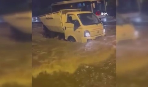 İzmir’de ev ve iş yerlerini sel suyu bastı